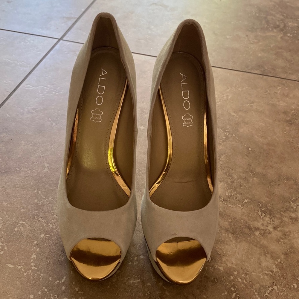 ALDO size 8 Suede Heels - Ivory